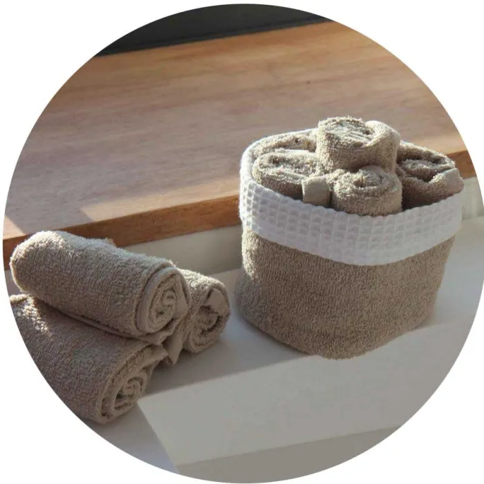 Panier avec serviettes invite